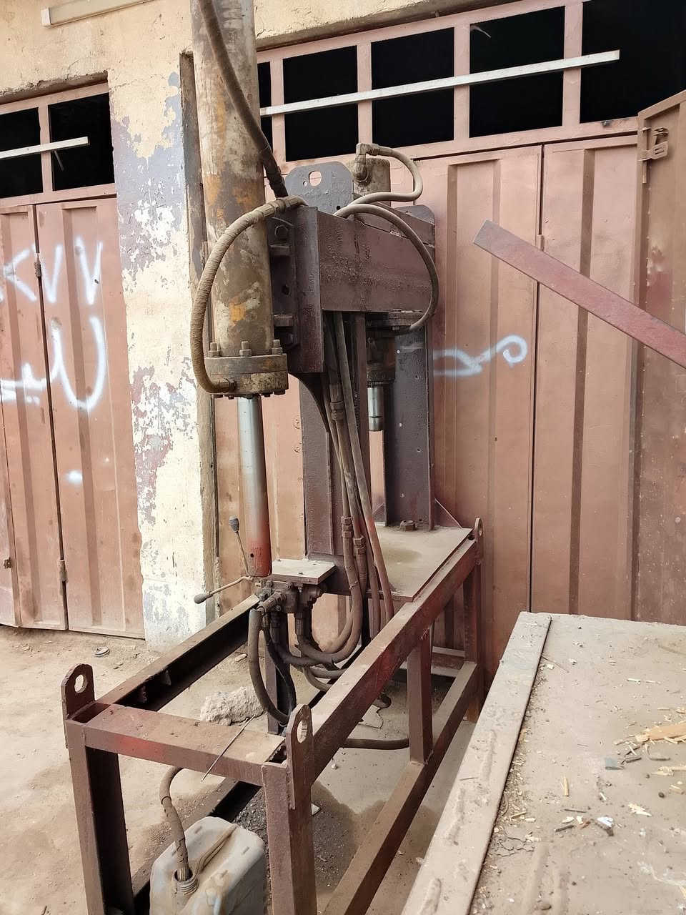 السلام عليكم عندي هذا البريص للبيع ***********
