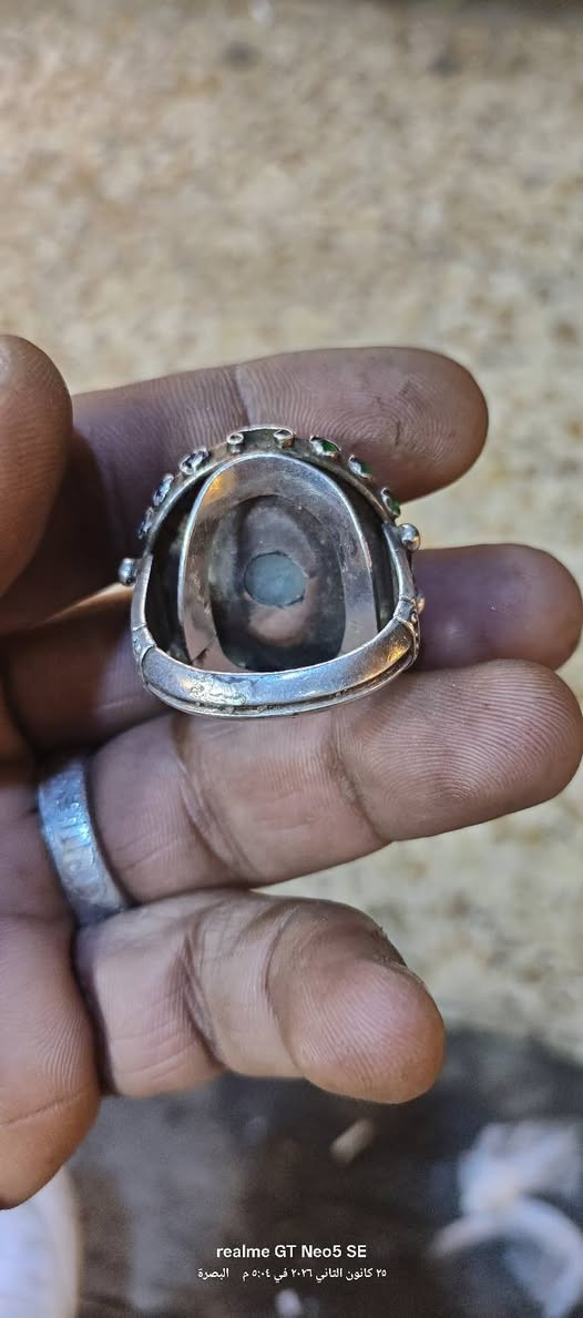 السلام عليكم يماني قديم وصياغه قديمه تحفه للبيع  السعر 250 وبي مجال قليل  مكاني البصره حيانيه سوق القسم ***********
