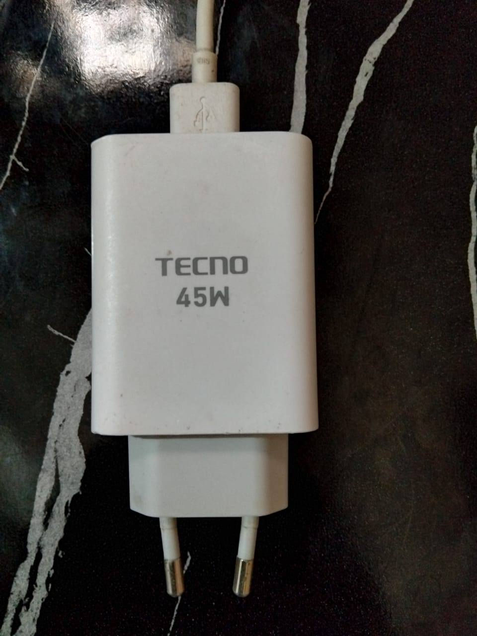 📱 للبيع: Tecno Pova 5 (مستعمل)
الذاكرة: 256GB مع رام 8GB 
المعالج: Helio G99 (ممتاز للألعاب).
البطارية: 6000mAh مع شحن سريع 45W.
الشاشة: 120Hz لسلاسة عالية.
حالة الجهاز:
الجهاز شغال 100% وما فيه أي عيب داخلي. توجد بعض الخدوش (الشخطات) البسيطة على الشاشة كما موضح بالصور، وهي خارجية فقط ولا تؤثر على اللمس أو الأداء نهائياً.
الملحقات:
الكرتونة الأصلية + الشاحن الأصلي 45W.
السعر: [ 150 الف] (قابل للتفاوض البسيط)
المكان: [الكاضمية]


**إذا كنت صاحب هذا الإعلان وتريد حذفه لأي سبب، رجاءا أرسل رسالة إلى الدعم الفني**