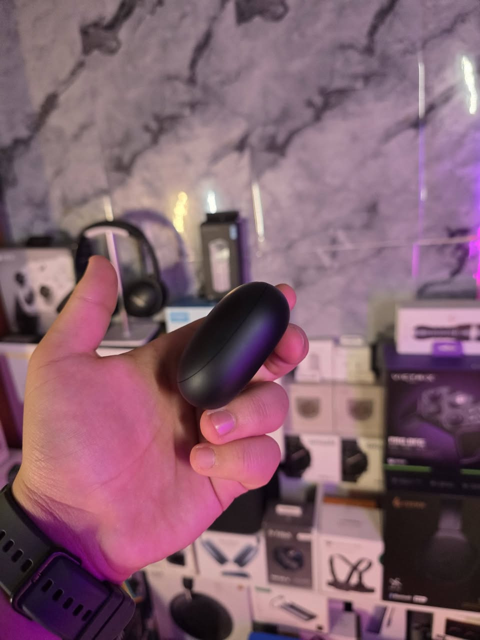 🎧 Anker Soundcore Liberty 4 Pro 🖤💎

تحفة صوتية صُممت لتقدم تجربة استماع ترتقي لمستوى أعلى، حيث تجتمع الفخامة، التقنية المتقدمة، والهندسة الصوتية الدقيقة داخل قطعة استثنائية تليق بعشاق الـ Premium Audio ✨🔥

🔊 Dual Drivers Acoustic Architecture
هندسة صوتية متقدمة تمنحك Bass عميق، تفاصيل دقيقة، وتوازن احترافي يبرز كل طبقة صوتية بوضوح مذهل 🎼

🔇 Adaptive ANC 3.0
نظام عزل ذكي متطور يتكيف مع البيئة المحيطة ليمنحك تجربة غامرة بأعلى درجات التركيز 🌌

🎶 Hi-Res Wireless + LDAC Codec
تجربة صوت لاسلكي عالي الدقة بتفاصيل غنية أقرب لجودة الاستوديو… مستوى يليق بالـ Audiophiles 🎧

📡 Bluetooth 5.3 + Multipoint Connection
اتصال سريع ومستقر مع دعم الربط بين عدة أجهزة بانسيابية كاملة ⚡

🎤 6 Microphones AI ENC
وضوح مكالمات احترافي مع عزل ذكي للضوضاء أثناء الاتصال 📞✨

🔋 بطارية تصل حتى 40 ساعة تشغيل مع الشحن السريع لتجربة استخدام طويلة بدون حدود 🔥

❤️ Heart Rate Sensor
مستشعر مدمج لقياس نبضات القلب… ميزة نادرة تضيف بعد ذكي مختلف عن المنافسين

✨ تصميم Premium فاخر مع Smart Display Case يمنح تجربة أكثر تطوراً وأناقة استثنائية 🖤

💎Liberty 4 Pro 
ليست مجرد سماعة…
 بل قطعة صُنعت لتمنحك صوت نقي، تقنيات ذكية، وفخامة حقيقية بمستوى يتجاوز التوقعات 🎶🔥

✨ الأسعار تجدونها داخل القناة 
📲 رابط التليكرام مثبت بالصفحة | أو عبر الخاص مباشرة…📩


**إذا كنت صاحب هذا الإعلان وتريد حذفه لأي سبب، رجاءا أرسل رسالة إلى الدعم الفني**