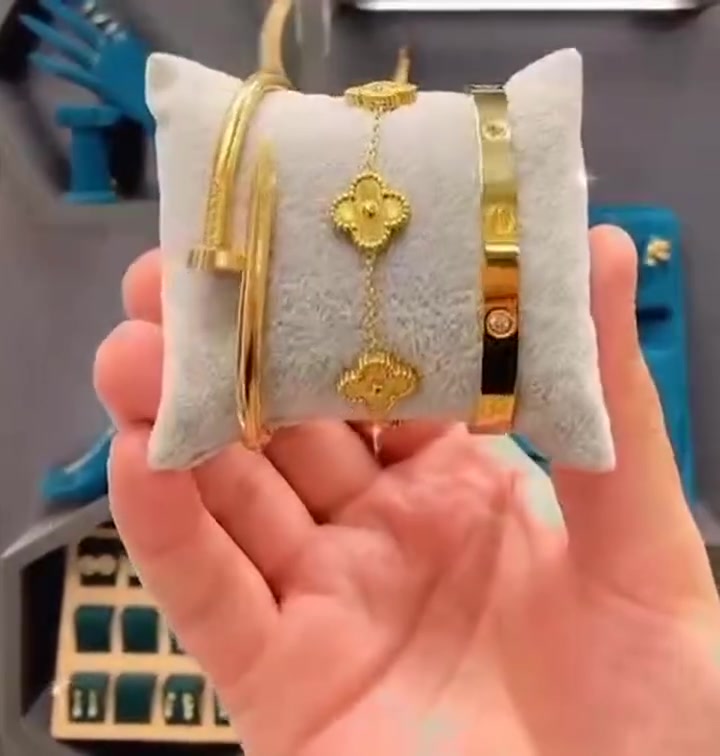 تشكيلة من أفخم السوارات الرائجة 🔠🔠🔠

سيت متكون من 3 قطع . مسمار . فان كليف . كارتير . 💫💫💫

🌟كوالتي ممتاز أصلي ✔️
🌟طلاء ثابت بجودة عالية 💯
🌟غير قابل للصدأ ✔️ 
🌟مصمم بلمسة جاذبية 😍 
🌟تألقي بسحر جاذبية التصميم المميز 💕
🌟متوفر باللون الذهبي💛
🌟هدية رائعة لإحبابك 💍 

🚘يوجد خدمة توصيل لجميع محافظات العراق ٤ الاف🚘
#سارعوا_بالطلب_قبل_نفاذ_الكمية #ادعموني_بفولو

#هاشتاك #كوزمتك #اكسبلور #متابعين #,اكسبلور #هاشتاك


**إذا كنت صاحب هذا الإعلان وتريد حذفه لأي سبب، رجاءا أرسل رسالة إلى الدعم الفني**