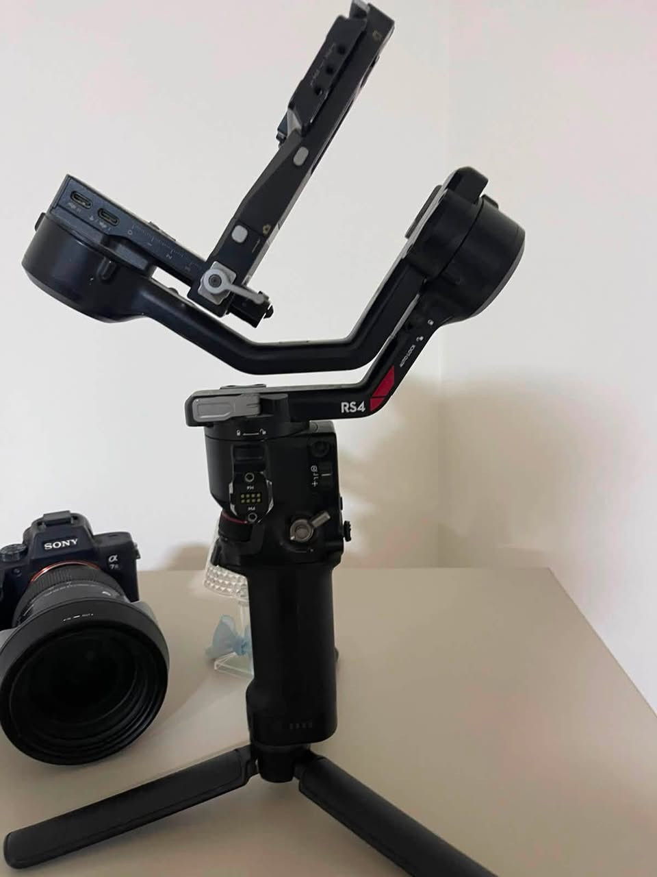 السلام عليكم
Camera  Sony A7iii ( 1,350,000 )
Sigma 24-70 F2.8 ( 1,50,000 )
Ronin dji rs4  ( 500,000 )

نضافة 99% مع كامل الملحقات و بيهن مجال بسيط 

 ***********
