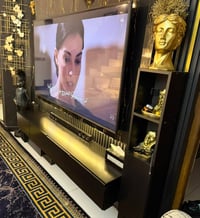 ميز تعليق طوله ١٨٠ وبي ٤ ابواب كومدي اللون اسود وبي رفوف طوليه وجانبيه...