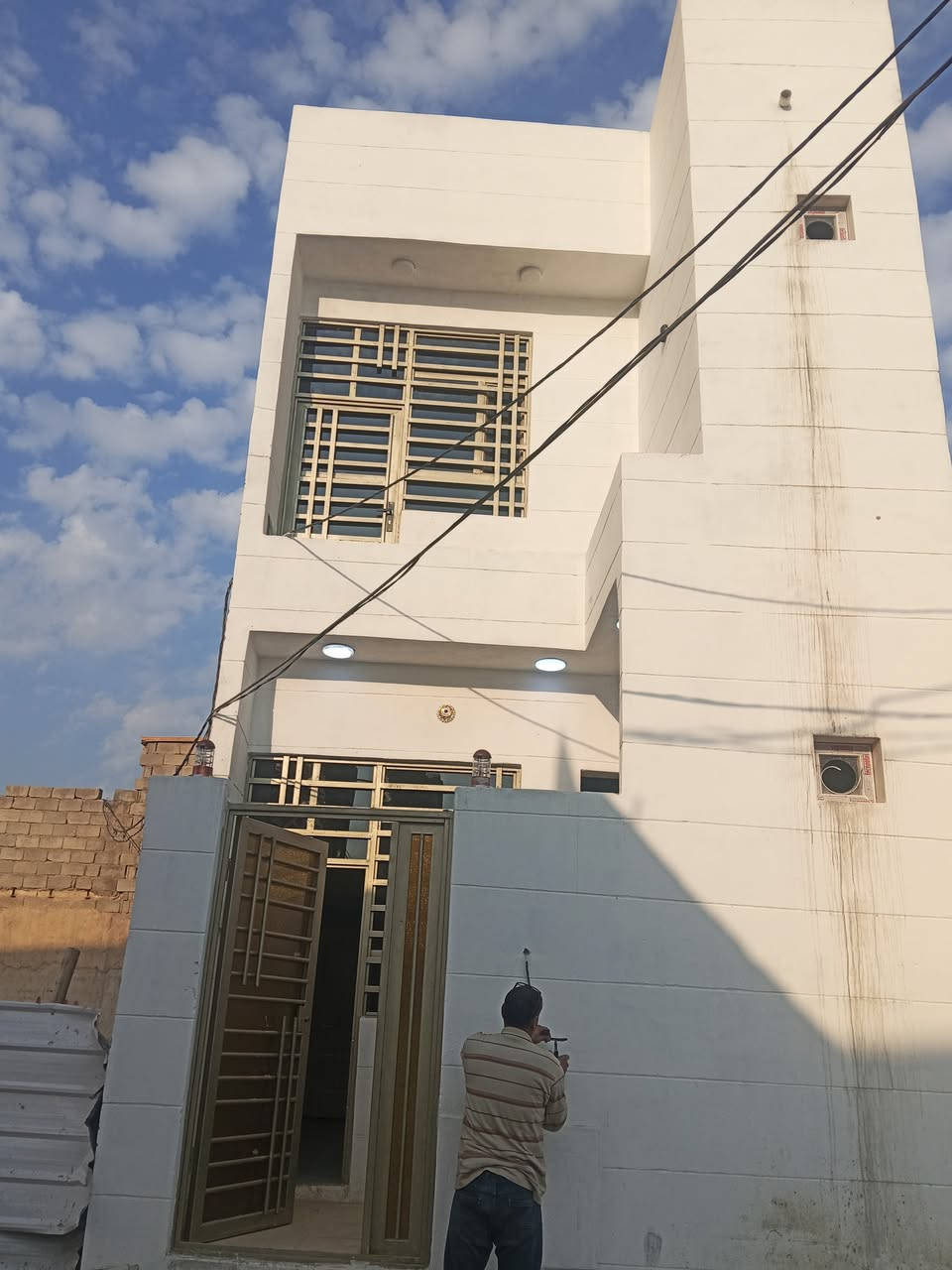 السلام عليكم دار للبيع في كربلاء المقدسه منطقة الشبانات شارع الشهيد اثير الزاملي  50طابق ونص يحتوي على غرفتين نوم سويت مع مطبخ مشترك وصاله وصحيات خارجيه ساحه ومنور  الدار يصلح حسينيه الزوار أو سكن 
خدمات ماء مجاري كهرباء *********** عقد زراعي
