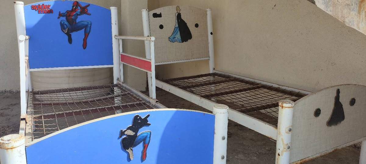 سقيفة حديد ٣*٦ متر
سرير اطفال حديد عدد ٢ 
*********** عمارة, ميسان
