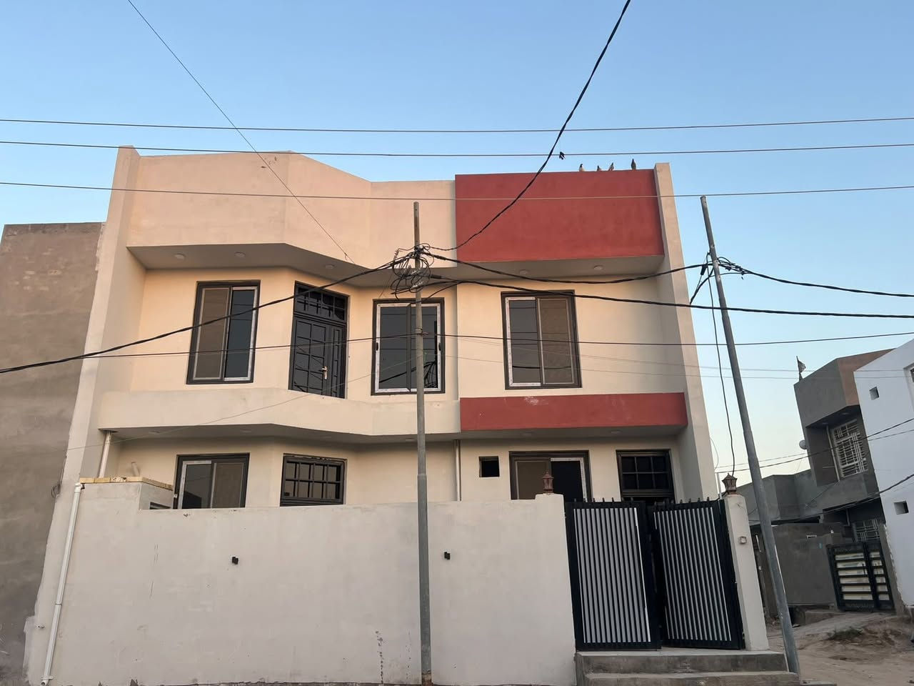 متوفر دار مشتمل طابو زراعي  للبيع مساحه ١٢٠ متر درجه اولى عنوان محيزم الرابعه مقابل الملعب الخماسي بناء حديث غير مسكون استلام مباشر  السعر ١٢٠ قابل للتفاوض  للاتصال ***********
***********
