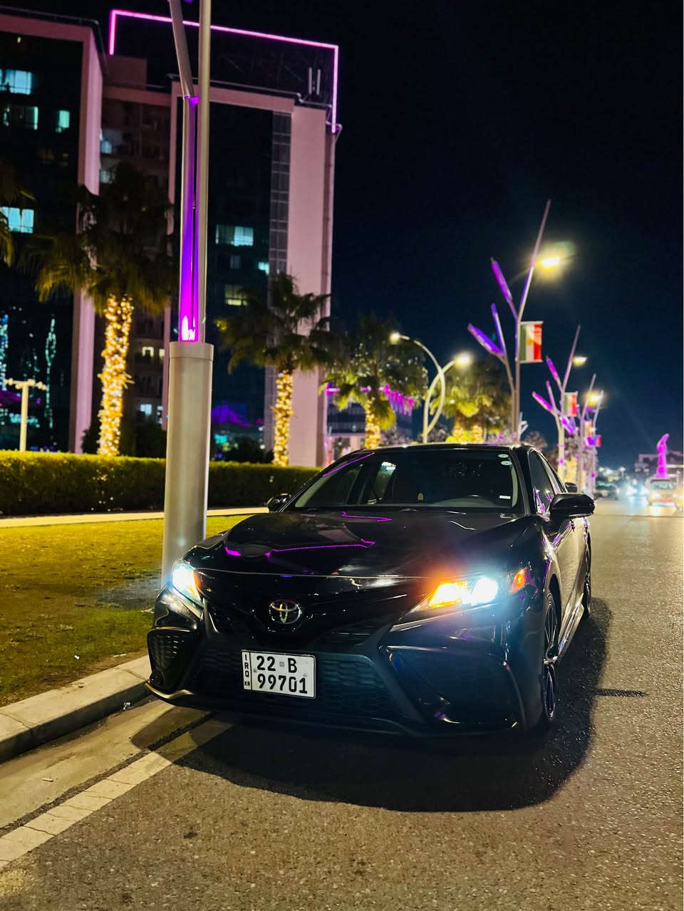 كامري ٢٠٢٢se
پشت و پێش کەپس 
كوشن جلد و كوشن كاره باي
شاشه و كاميراو رادارو
زور مواسه فاتي تر 
وێنەی حادیسەکم دانایە 
هیچ پارچەیەکی سبوخ نیە 
دەرکەی سەکن بیلاد گۆرایە و ناودەرکەی سەکن کەمەک گرتیت و پەرەشوتی دینگەی سەکن تەقیەوە سیستەم داندرایتەوە 
یەک بیست کەمتر دەرکەی پشت سەکن پەمپە 
دەرکەی پشت سایق٢ شوقتی زۆر بچوکی پێوەیە 

گيرو مه كينه به شه رت
٧٣ميل روشتوه
به ناوي خۆمە و سەنەوەی و هەزەی نوێیە 
$٢١٠وەرەقەو  کەمێک محامەله
*********** وەتسئەپ أربيل, العراق
