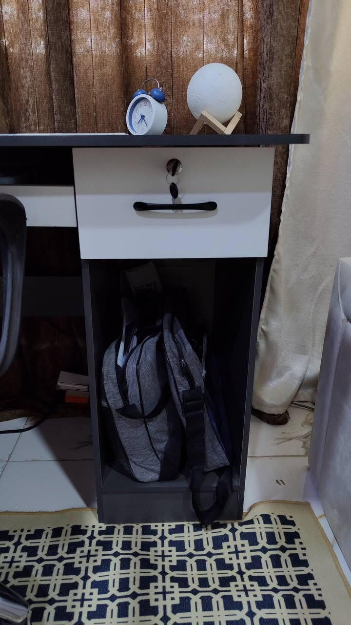 اخوان السلام عليكم
.........................ميز مكتب 😍......................

عندي ميز مكتبي عرض تقريبا 130cm يتكون من ثلاث جرارات مع خانة مفتوحة كبيرة للجنط وفايلات ويتكون ايضا من جرار وسط الميز حجمة مناسب للكتب والملازم وتكدر تخلي عليه حاسبة وشاشة نظافته 70% عندك الجرارات اثنين مكسورة شغلتهن بسيطة تكدر تسويهن اما باقي الميز نظيف طبعاً ينفتح وينشد سعرة 60 ألف ميز ما تحصلة بهيج سعر وبي مجال 

...........................مرتب 💙🌹...................
العنوان : البصرة / الزبير
الرقم : ***********
