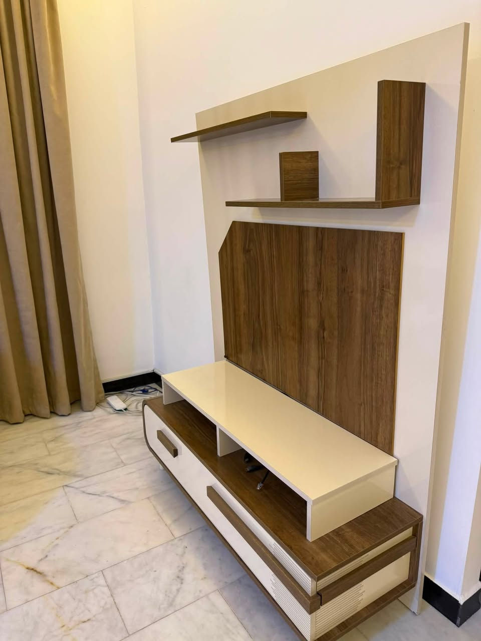 ميز تلفزيون للبيع نظيف جداً القياس ١٣٠ السعر ٧٥ الف
مكان حي العدل للاتصال ***********

