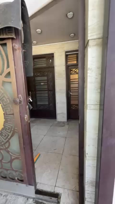 سلام عليكم يوجد بيت للبيع في منطقة حي العدل اسواق الربيع  المساحه ١٠٠م الواجه ٥ رصيف امام البيت ٥م شارع عريض يحتوي على مدخلين طرمه صغيره وصاله ومطبخ وغرفه نوم وصحيات والطابق الاول عل غرفتين نوم وصحيات وسطح للاستفسار الاتصال على الرقم *********** او *********** مكتب اليقين للعقارات
