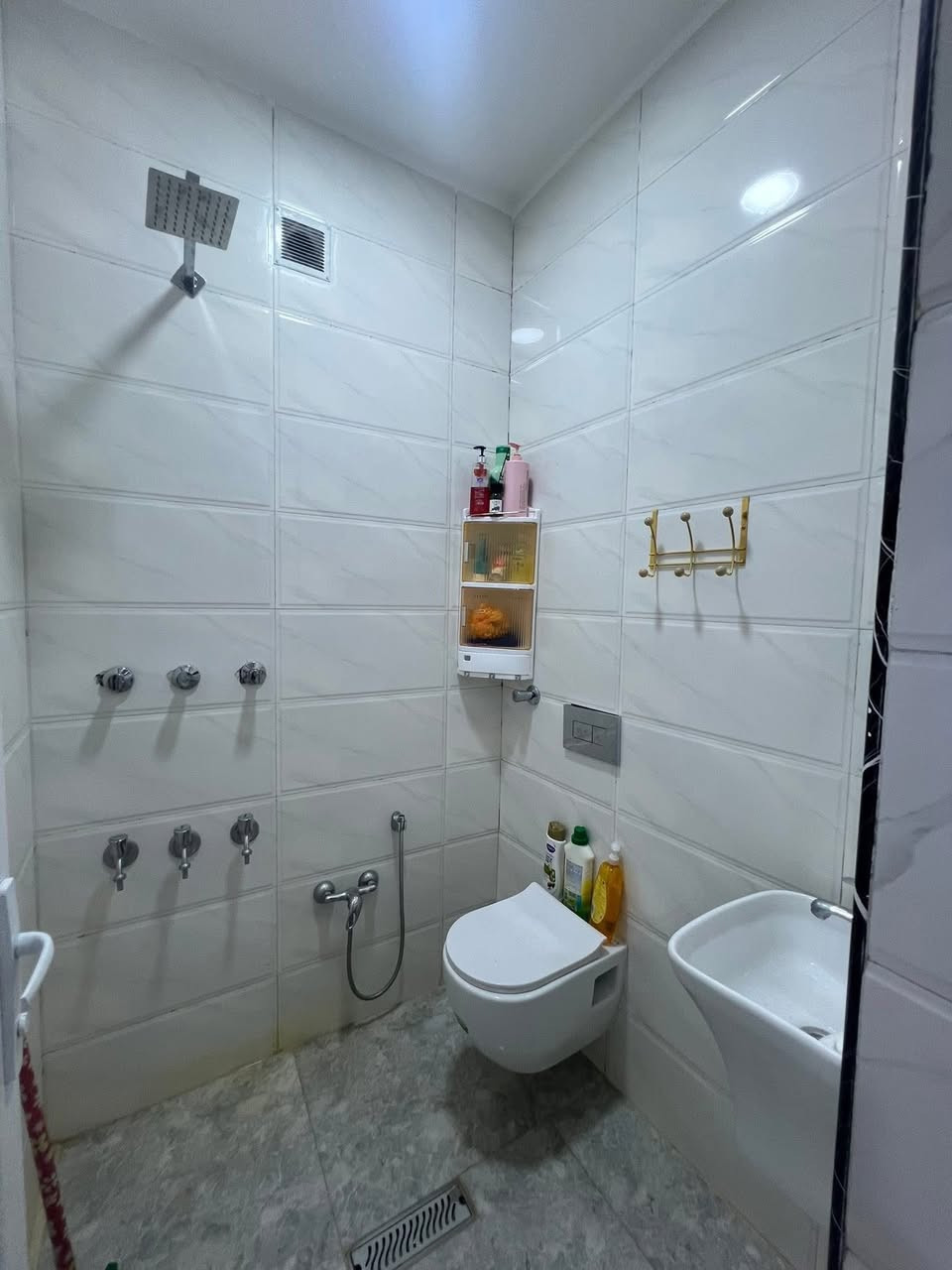 السلامً عليكم دار للبيع الدسيم المساحه 140 واجه 7 والنزال 20 قرب الدواجن قبل فرع ابو انور الدلال 
البنيان الي بي استقبال طول 5 م
صاله 4 م. ..حمام داخلي+ حمام خارجي
غرفه نوم طول 5 م ،،،،،،،مطبخ حار ++ منور 
موضح بالصور البيت طابوك درجه اولى
عارضه ب55 وبي مجال ***********
