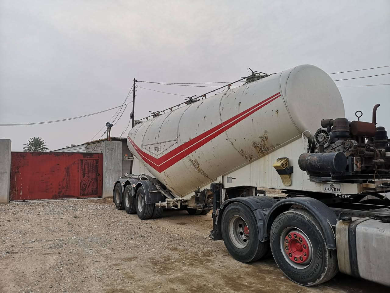 سلام عليكم سايلو موديل ٢٠١٤ طارق حاجي كوفين ٣ قبغ ٣ محاور ثنين سبرنك واحد جوبلس تعليك يحمل فول ٤٧ طن دويز بلادي نضيف تفريغ سريع *********** عنوان بغداد
