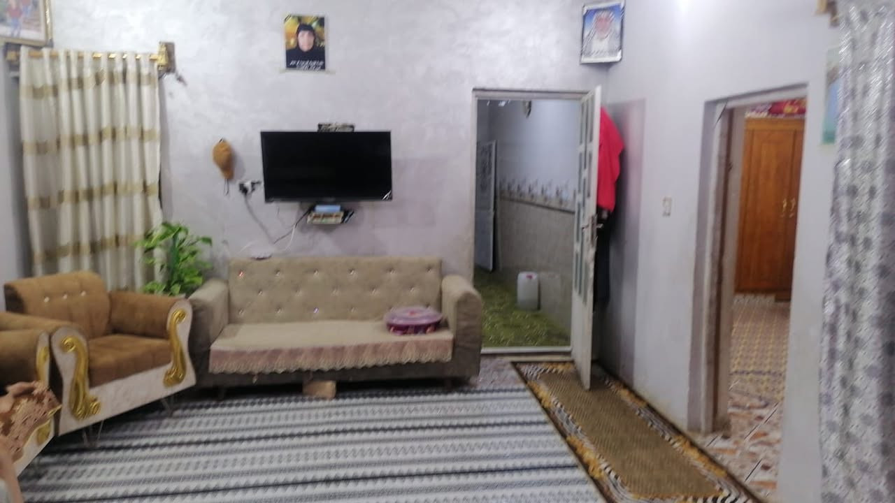 السلام عليكم بيت مساحه 260 متر بيت كامل وقطعه خلفيه وحديقه 
غرفتين وصاله ومطبخ واستقبال وصحيات 
مكانه بلناصريه منطقه السبل الثانيه قرب اسواق ابو شكريه للتواصل ***********
