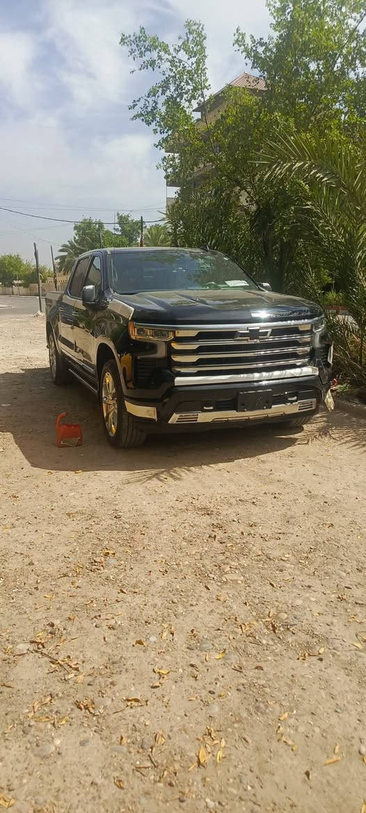 سلفرادو هاي كانتري أعله فئه
سياره جديده فول مواصفات بدون صبغ بس الموضح بالصور 
رقمها فحص تترقم جميع محافظات عدا الشمال 
***********
مكان سياره بغداد

