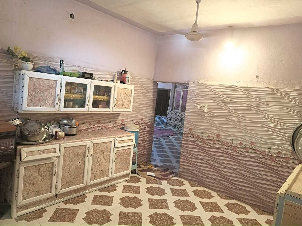 السلام عليكم
بيت للبيع حي الرحمه الأولى قرب الشارع العام قرب مضيف خفاجه مساحه البيت 250 البيت يتكون من ساحه كبيره و استقبال و صاله كبيره وحمام 2  فوق وتحت و مطبخ حار و مطبخ بارد ويتكون من 4 غرف
الاستفسار أكثر الاتصال على الرقم ***********
