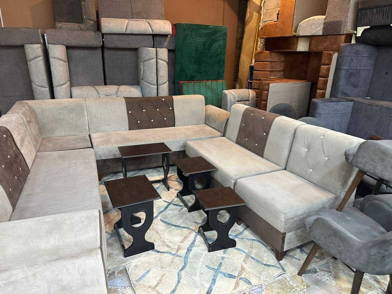 ديوان لونين بيجي وجوزي مستخدم شي قليل 
نضيف كلش متوفر في مزاد السليمانية في التحرير  
للاستفسار الاتصال على الرقم 
***********
197 الف السعر
