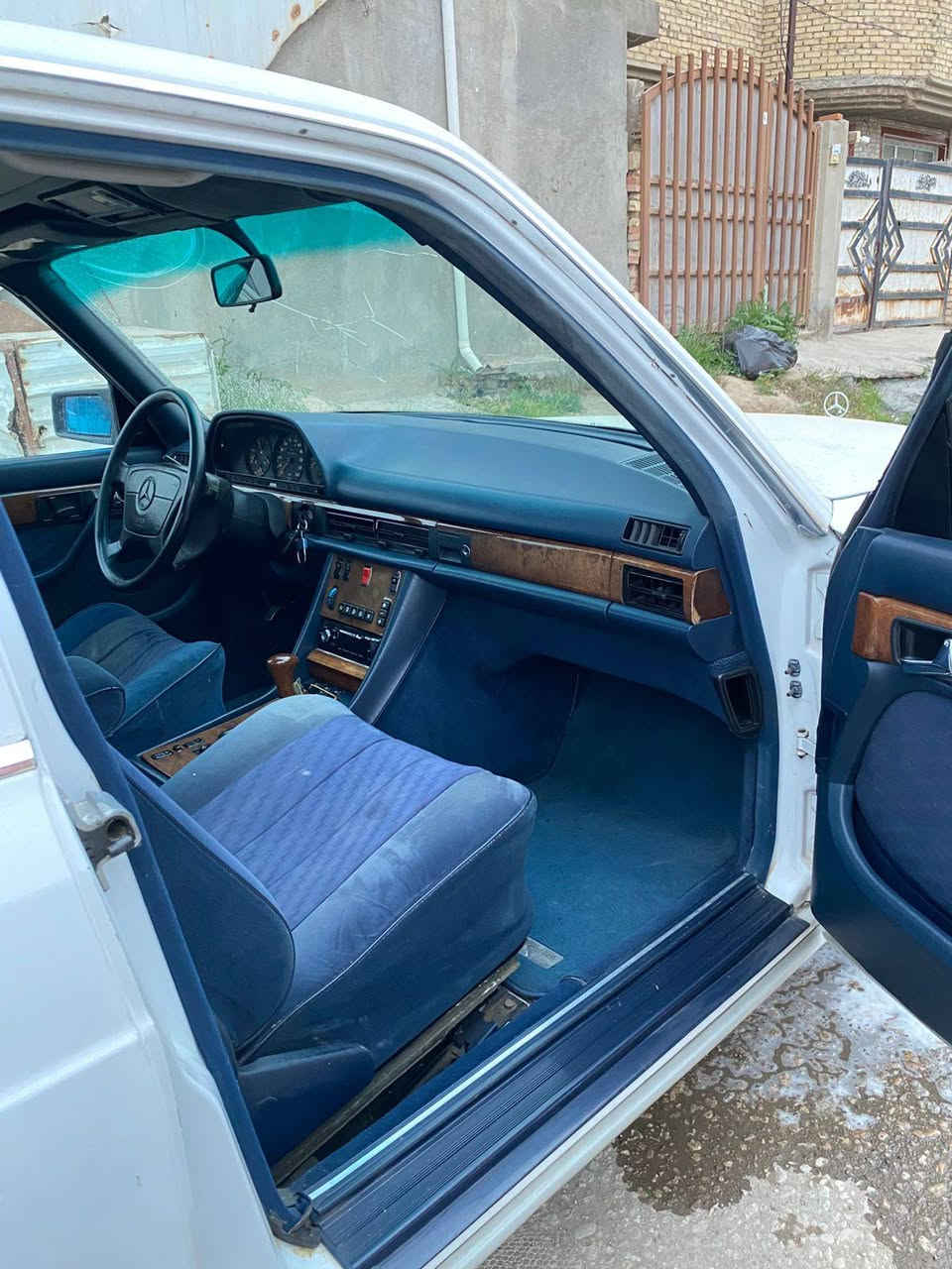 يالله السلام عليكم مديل ٩٠ رقم بغداد موصفات فول. قبق اسود جديده السعر ١٠٠.  ***********
