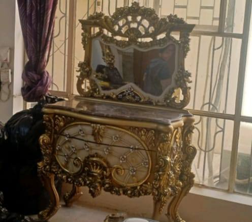 سلام عليكم غرفه نوم  مصريه ثقيل للبيع مثل ما بالصوره نظافه 100/100حاليا مفتوحه تجي كلبها اي كسر مابيها مثل مابي صوره غير متواجد علئ فيس اتصال ***********
