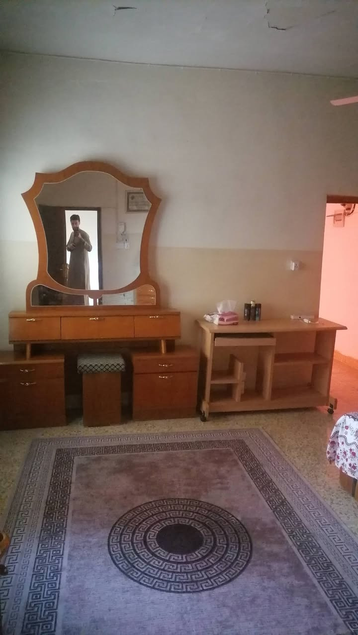 السلام عليكم بيت للبيع 
حي العامل الثانية قرب جامع الزهراء
مساحة البيت 237م ركن طابق ونصف  كاشي بالاضافة الى شقة معزولة

لتفاصيل اكثر مراسلة الصفحة او الاتصال بالرقم ***********
