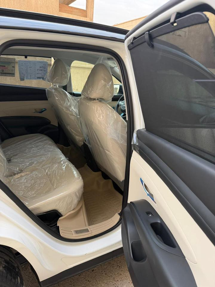 هونداي توسان توكلر قمارة اسود 2025 ماشيه. 740k زيرو
مرقم بصره تسجيل مباشر بااسم المشتري 
فول مواصفات: شاشة متصله - ويل 19.        كشنات كهرباء باللون الابيض - بردات بيبان  - باب الصندوك كهربائي - بصمة وتشغيل عن بعد -  - حساسات امامي خلفي - اوتوهولد -سايد بريك دكمه - مثبت سرعة . سعرها 238وبيها مجال بسيط  ***********
