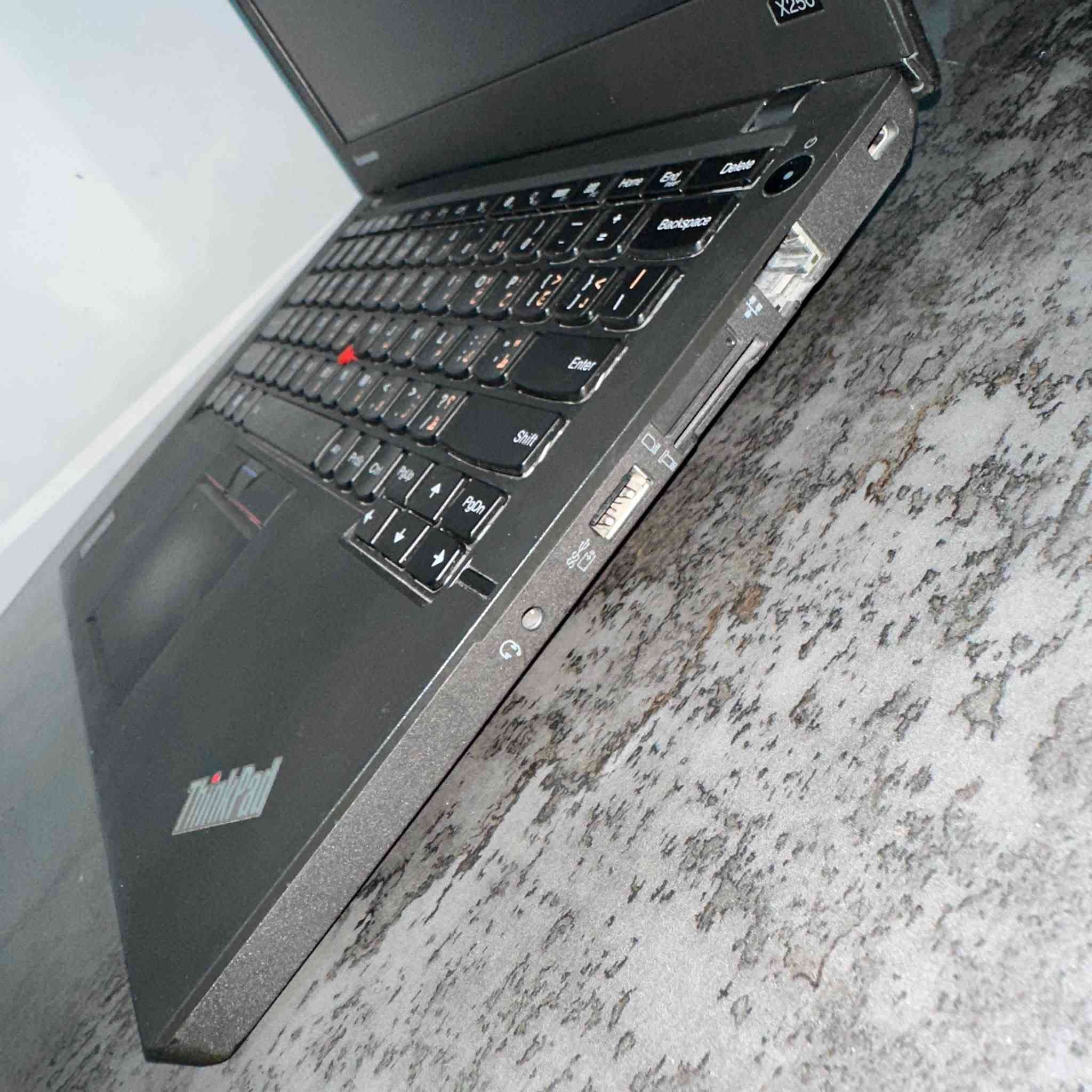 lenovo ThinkPad X250
رام 8 كيكا
المعالج كور i7 جيل الخامس
كارت الشاشة انتل 5500 128MB 
ذاكرة 256 SSD
بصمة كيبورد ضوئي دبل بطارية ويندوز 10 برو اصلي
للبيع سعرها 250 وبيها مجال 
مكاني بغداد الدورة وموجود توصيل
***********
