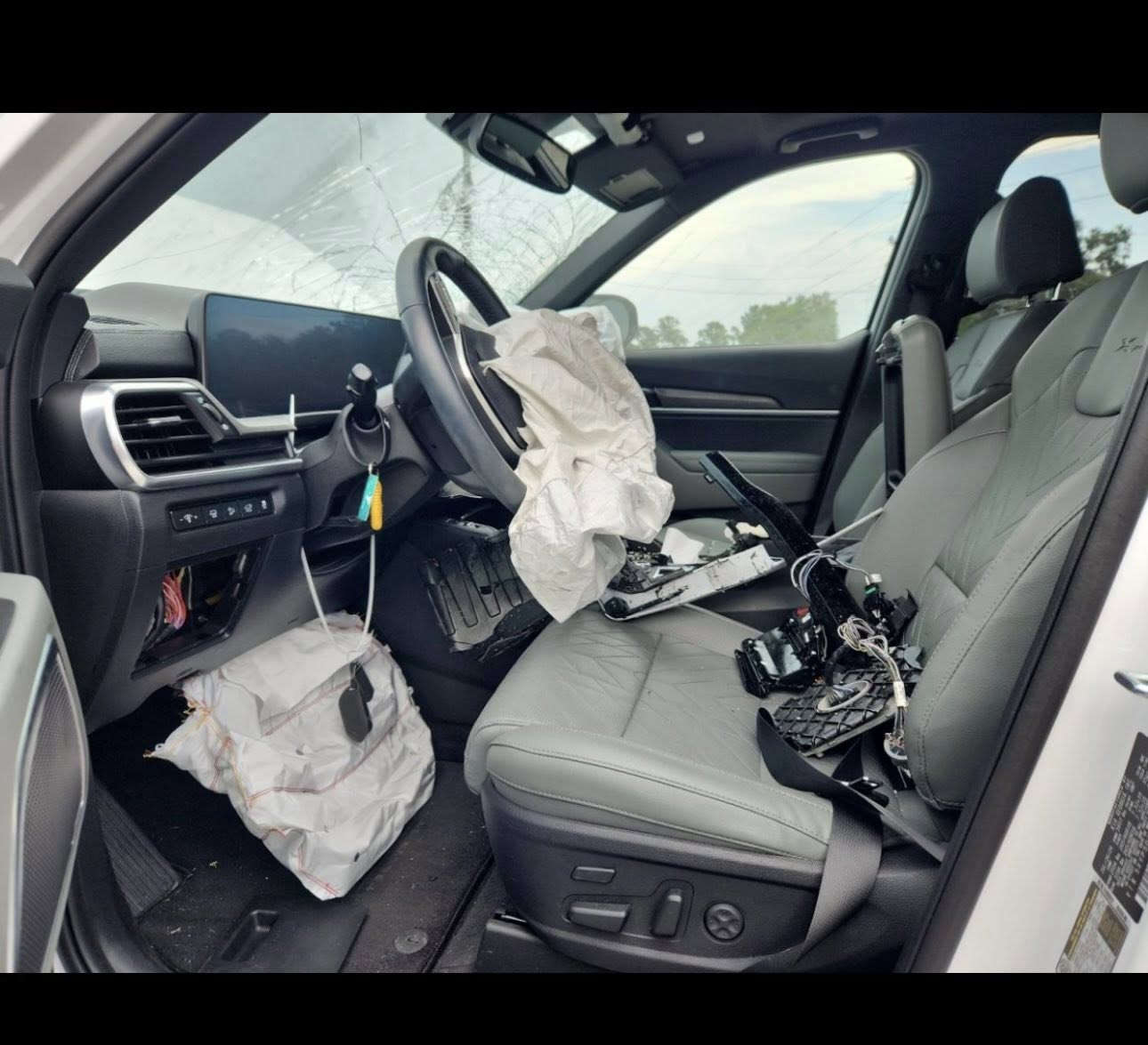 السلام عليكم للبيع كيا تلورايد 2024 
فئة ال SX داخل زيتوني
 حادث بنيد وربع جاملغ بدون دواخل 
السياره موجوده بعمان بلحره 
تدخل كتاب شهداء او حره 
السعر 185 بدون تصليح 
للاستفسار *********** 
مكان شركتنا بابل المسيب
