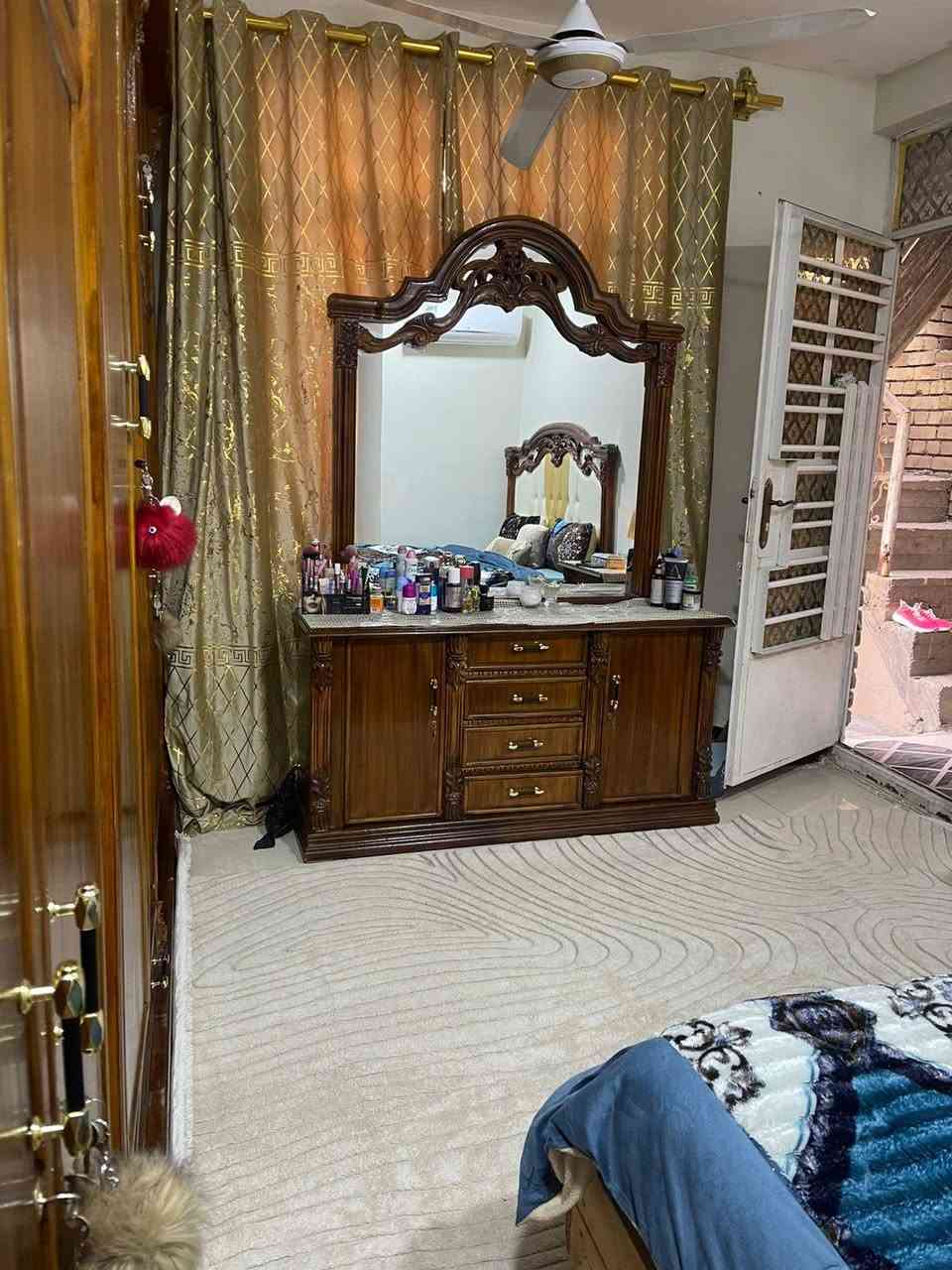 غرفه صاج عراقي أصلي ثقيلة جديده صارله شهرين من ماخذينه مليون و٤٠٠ هسه اريده مليون وبيه مجال بسيط مع فتح وشد ونقل داخل بغداد فقط ***********
