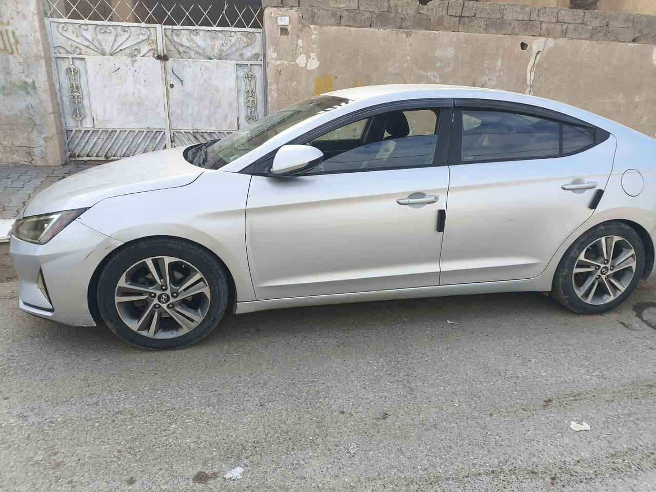 النترة موديل ١٩ حادثهة جاملغ وبنيد وصور الحادث مرفقة كير مكينة تخم تاير حدادية تبريد داخل كلة جديد رقم بغداد بسمي ماشية ٧٤ حقيقي السعر ١١٤ بيهة مجال بسيط مكان السيارة زعفرانية ***********
