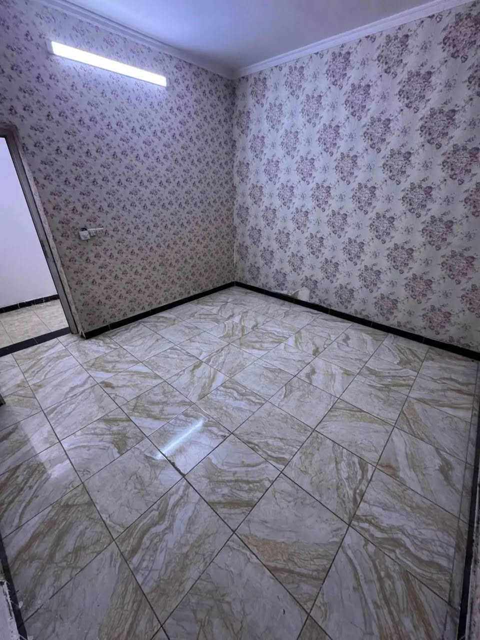 🏡 إعلان إيجار مميز 🏡
للإيجار بالسيدية ✨
مشتمل طابق أرضي بمساحة 150 متر

يحتوي على:
🛏️ غرفتين نوم
🛋️ صالة واسعة
🍳 مطبخ
🚿 خدمات
🚗 كراج كبير

✅ معزول عزل تام
✅ مناسب للعوائل وموقع مريح للسكن

📞 للاستفسار أكثر تواصل عبر الرقم التالي:
***********
