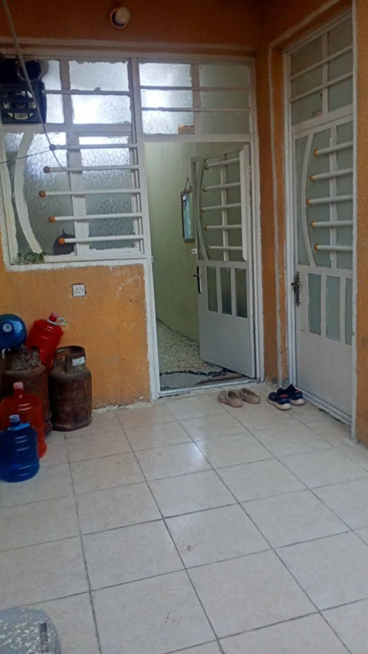 بيت للبيع بلديات ضباط قرب مدرسة زين القوس 100متر طابقين زراعي مكاتبه فقط خدمات تبليط كهرباء السعر 85مليون وبيه مجال والاتصال على الرقم ***********
