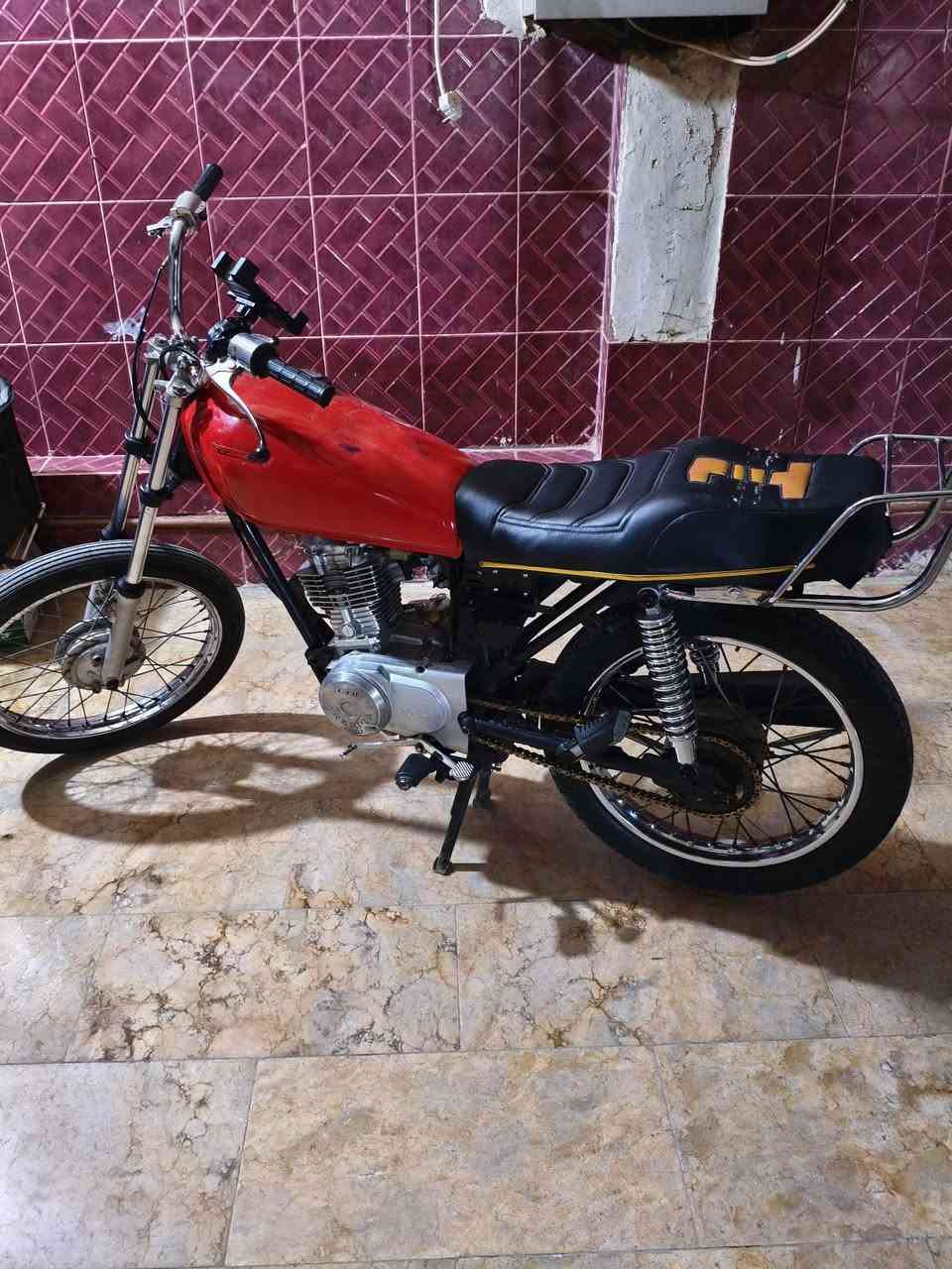 دراجه للبيع مكينه برفاز شرط معدل وفصله الشاصي نامه اصلي السعر 375 وبيه مجال قليل حك الجيه ***********
