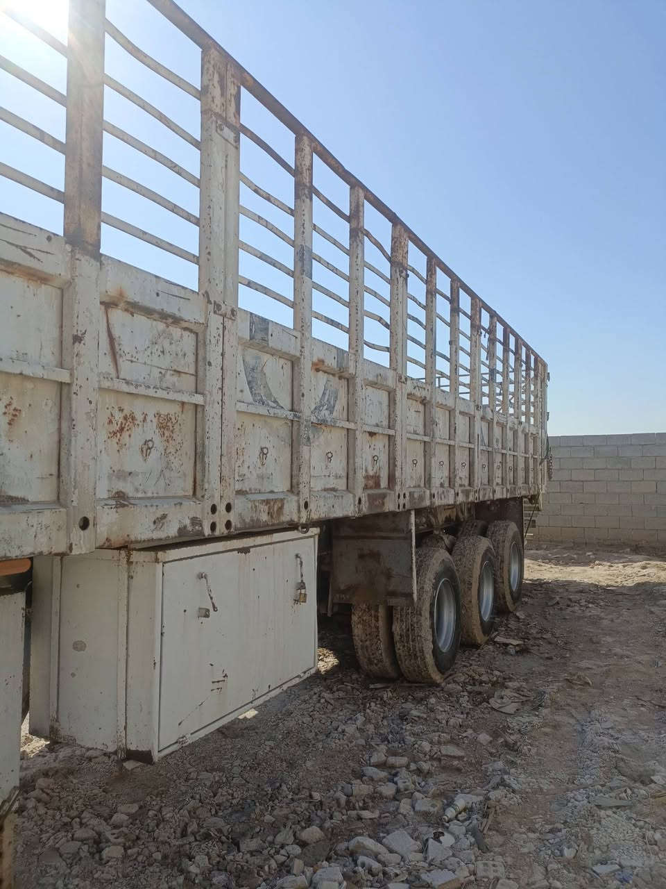 السلام وعليكم عربانه للبيع اكرونه بلاديه طوله 13 وربع ارتفاع 195 دناكير 14 صيني جدد تخم تاير تخم وياله جدد هسه شادهن هوه كهرباء كامله عربانه خفيفه بطوناج مكانه بغداد سعر 105 وبيه مجال لاستفسار ***********
