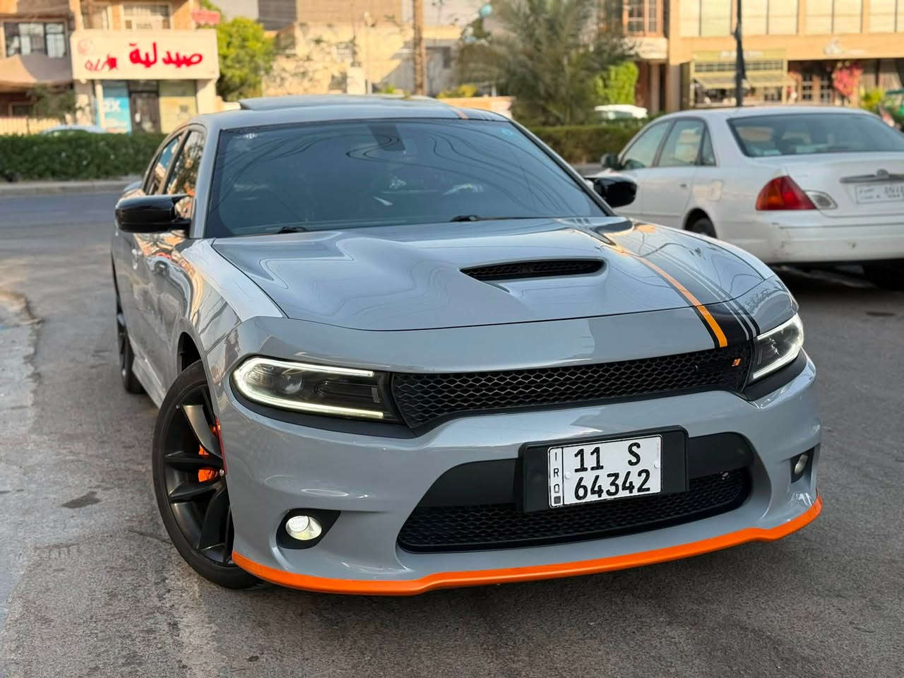 سلام عليكم
جارجر 2022 اورنج ادشن 
خليجي وكالة هارلم
بصمة
فتحة
مثبت سرعة
super track pak
كروز سرعه
شفتات ستيرن
ويل جبير
فج بريمبو
لد امامي وخلفي
حساس امامي وخلفي
شاشه ابل كار بلي
تحكم ستيرن جهتين
تشغيل عن بعد
كشنات جلد ومخمل 
وبعد بيهة هواي مواصفات 
السيارة رقم بغداد وباسمي ومكاني بغداد ومكفوله عامه من الصبغ والفتح والتبديل والشخوط والرصعات
بس بيهة ملاحظتين
3 اماكن زغار جدا pdr وربع دعاميه خلفيه صبغ فقط 
رقمي 
*********** مكان سياره بغداد البنوك
