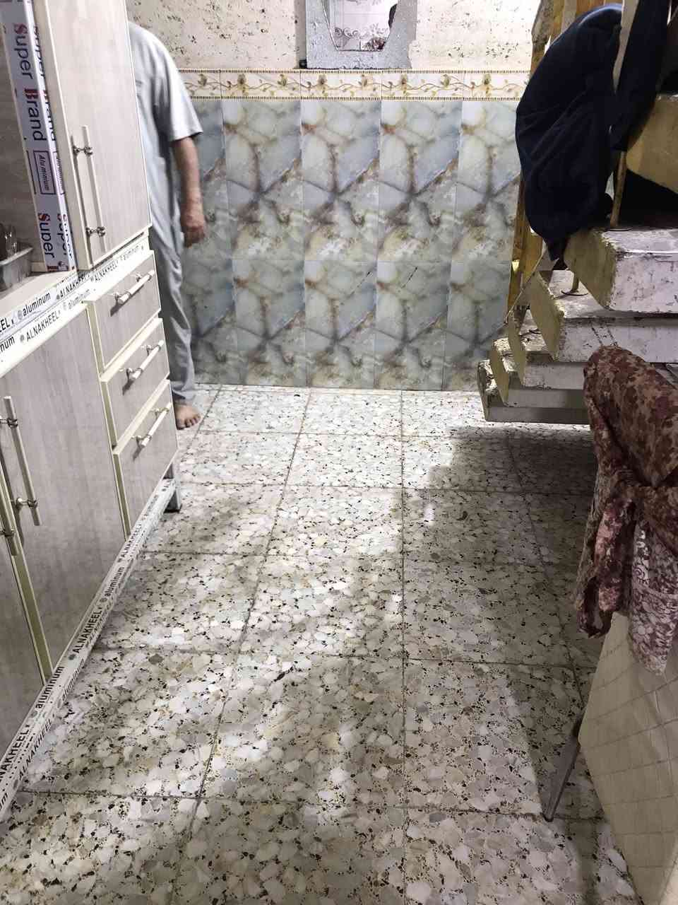 السلام عليكم دار للبيع مساحه ١٠٥م واجهه ٥ونص ونزال ٢٠ مسلح طابو صرف في الكماليه شارع المصرف يحتوي على استقبال مطبخ صاله غرفة نوم وخدمات والثاني غرفة نوم وخدمات السعر ١٣٠مليون بي مجال المراجعه مع مكتب دلالية ابو فراس العتابي *********** وابو محمد الشمري ***********🌹🌹🌹
