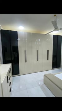 غرفة نوم مودرن • خزائن عالية كلاسيكي • مساحات متوسطة وكبيرة