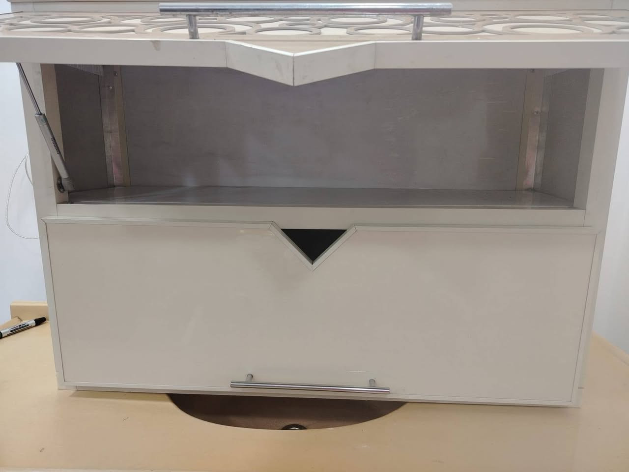 كاونتر سنك المنيوم وملحق  للبيع نظيف جدا طول السنك متر ونص الملحق متر السعر ٢٠٠ قفل بغداد الحرية_البستان/ ***********
