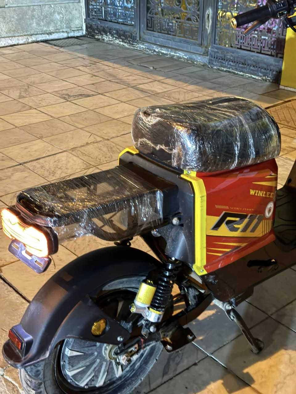 دراجه نضيفة
5 بطاريات كبار 
لون احمر 
بيها نقص كشن خلفي فقط
الدراجه محافظ عليها 
مصار شهرين من ماخذها 
نظام R و نظام P 
سماعات. بلوتوث 
هورن باخره 
مكاني بغداد الدورة شارع الشرطه 
السعر 450 
تمشي مسافه40كيلومتر بالشحنه الواحده
رقم ***********
