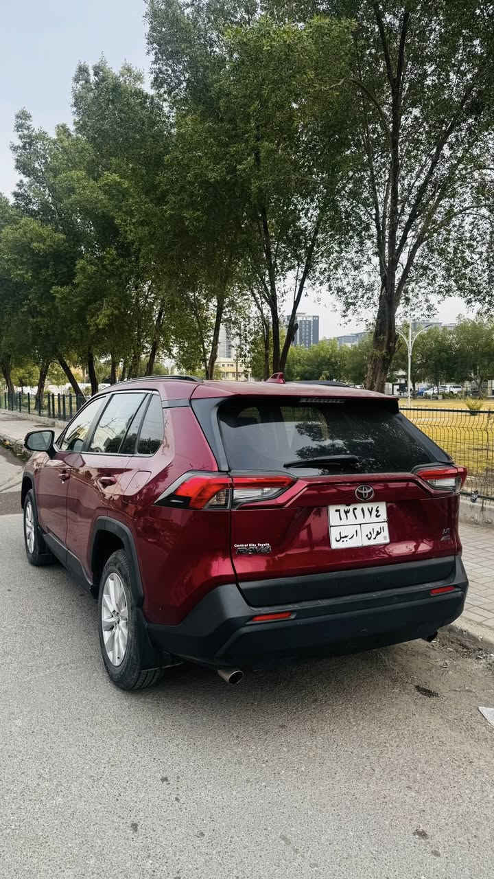 تويوتا RAV4 موديل 2019
الفئة: LE
نظام الدفع: دفع رباعي (AWD)
العداد: 59,000 ميل
الوارد: الولايات المتحدة الأمريكية

المواصفات:
 • Apple CarPlay
 • شاشة عرض متعددة الوسائط (CarPlay)
 • عدد 8 وسادات هوائية
 • نظام التحذير من الاصطدام (رادار)
 • مصابيح أمامية LED
 • كاميرا خلفية
 • مثبت سرعة
 • نظام التحكم في المنحدرات (Hill Assist)
 • مستشعرات وقوف
 • Auto Hold
 • فرامل إلكترونية (Side Brake بصمة)
 • تحكم من المقود (Steering Control)

ملاحظات:
 • السيارة وارد أمريكا الضربه موضحة بالصور
•السيارة صار بيها ضربه بالعراق بالداعمية الامامية شويه لايحه بداية اللغد فقط ايرباك المقود طاك

السعر 183 للاستفسار فقط اتصال
 +964 772 152 2951
