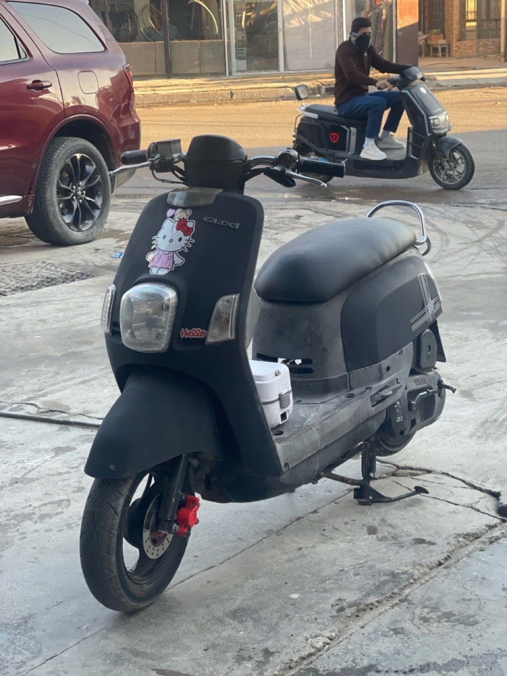 دراجة نارية قديمة موديل كيوتا بلون أسود. بحالة جيدة وتعمل بصورة جيدة. تقدملكم وسيلة نقل اقتصادية ومريحة للتنقل داخل المدينة، مثالية للاستخدام اليومي.