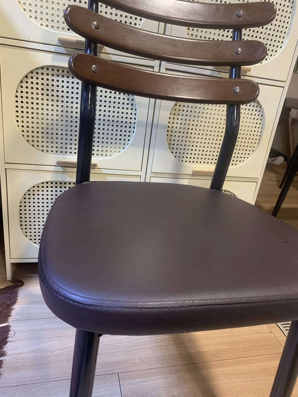 السلام عليكم
كراسي عدد ٥ نوعية جيدة جدا والنظافة ١٠٠٪؜ 
سعرهم ١٢٥ الف اني ماخذتهم ب ٢٥٠ الف


**إذا كنت صاحب هذا الإعلان وتريد حذفه لأي سبب، رجاءا أرسل رسالة إلى الدعم الفني**