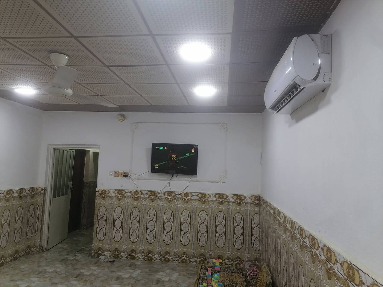 بيت بحي العصري ثاني بيت علئ الشارع ركن والوجه الثاني علئ متنزة المساحة ١٦٥ م الطابق الأول استقبال ٧*٤وصالة٥*٤ وغرفة نوم٥*٤ ومطبخ وصحيات داخلية وخارجية والصابق الثاني غرفتين نوم واحدة منهن ٧ *٤ والثانية ٥*٤ للاستفسار الاتصال بالرقم ***********
