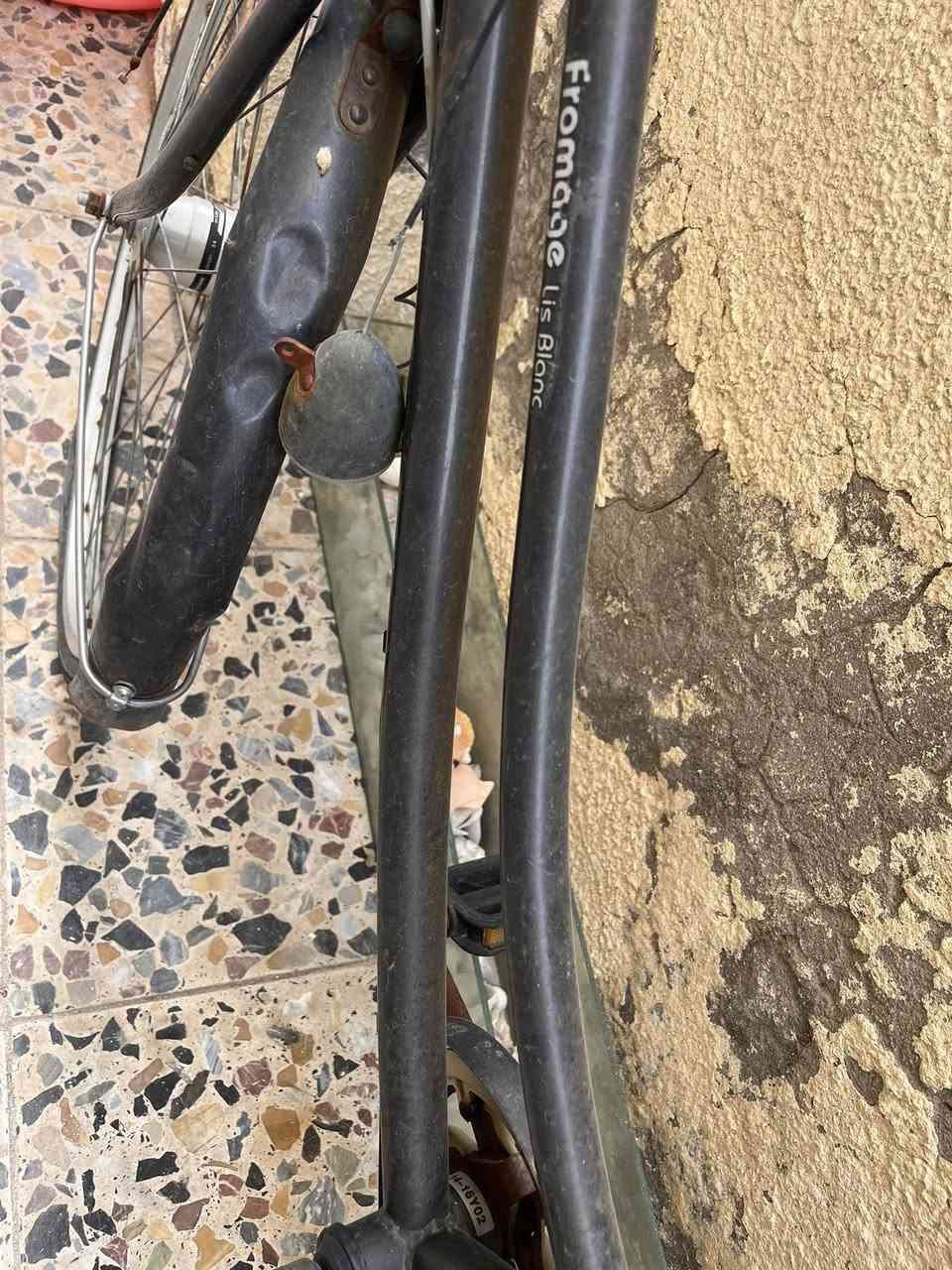السلام عليكم بايسكل للبيع متروك حجم 26 لون نفطي عطله فقط تيوب تاير الورا وتكلين وزنجيل مكاني البصره القبله السعر 80 وبي مجال 
***********
