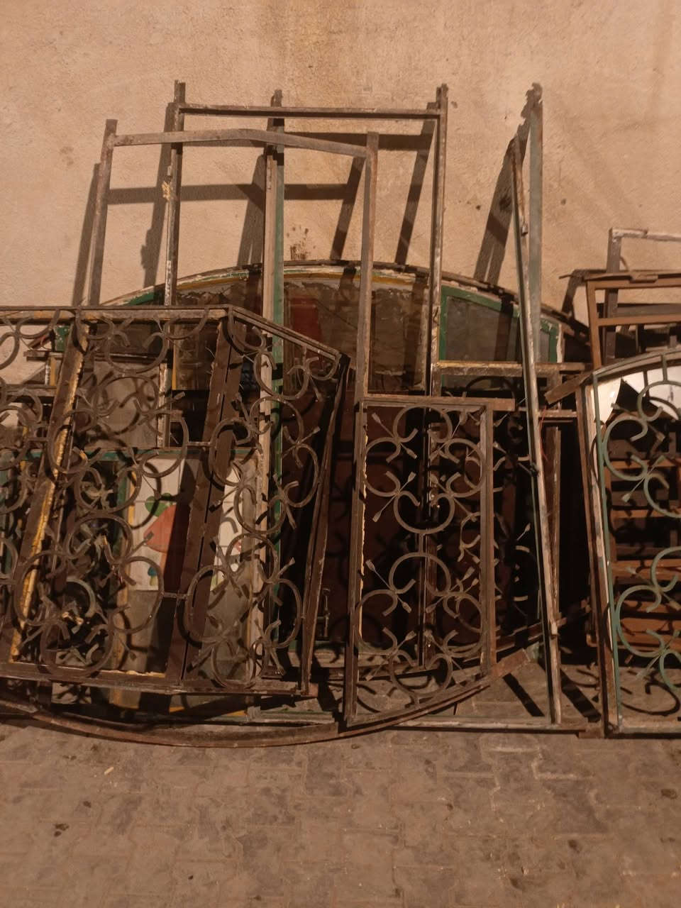 سلام عليكم بيبان شبابيك قديم ثقيل البيع إمكان البصرة منطقة صبحه العرب رقم الهاتف ***********
