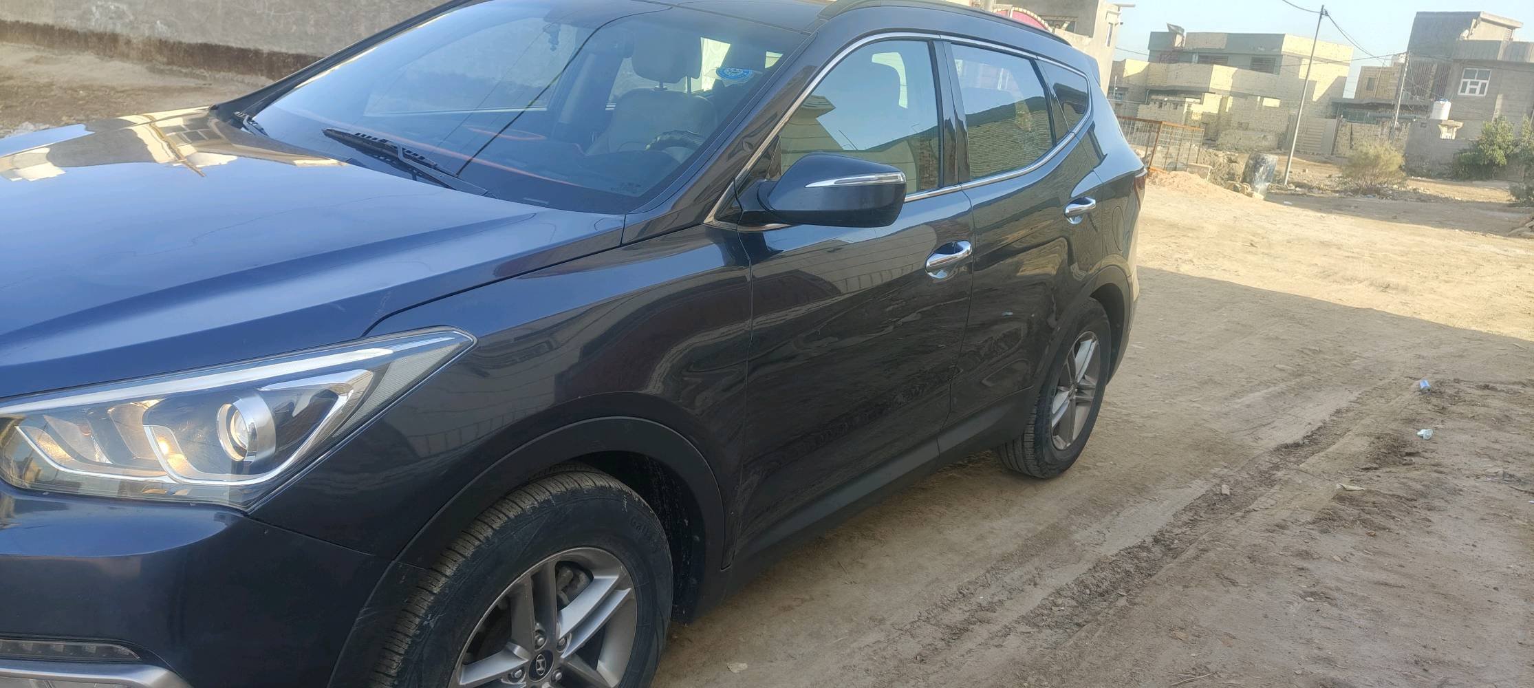 سيارة هيونداي سنتافي موديل 2017 للبيع، بحالة جيدة جداً كما هو موضح في الصور. اللون أزرق والسقف سونار. السيارة تتسع لعائلة وهي مناسبة للرحلات والتنقلات اليومية. تعمل بنظام الدفع الرباعي (AWD) وتتميز بمقصورة داخلية مريحة مع نظام ترفيه حديث. التقييم المروري حديث والمعاينة العامة ممتازة. للاستفسار الرجاء الاتصال على الرقم الموجود في الإعلان.