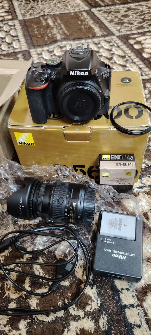 كامرا  نيكون d5600 نظافه فول 99%
مع عدسه 18  55  نظافه فول شرط شخط مابيهن
 والملحقات شاحنه بطاريات 2  مع الكارتون مالها كامل تجيكهن بعينكك + جنطه وحزام ورام 32G هديه
وعندي عدسه 85mm  f 1.8 نيكون نضافه 100% 
راسلني خاص 
او واتساب ***********
