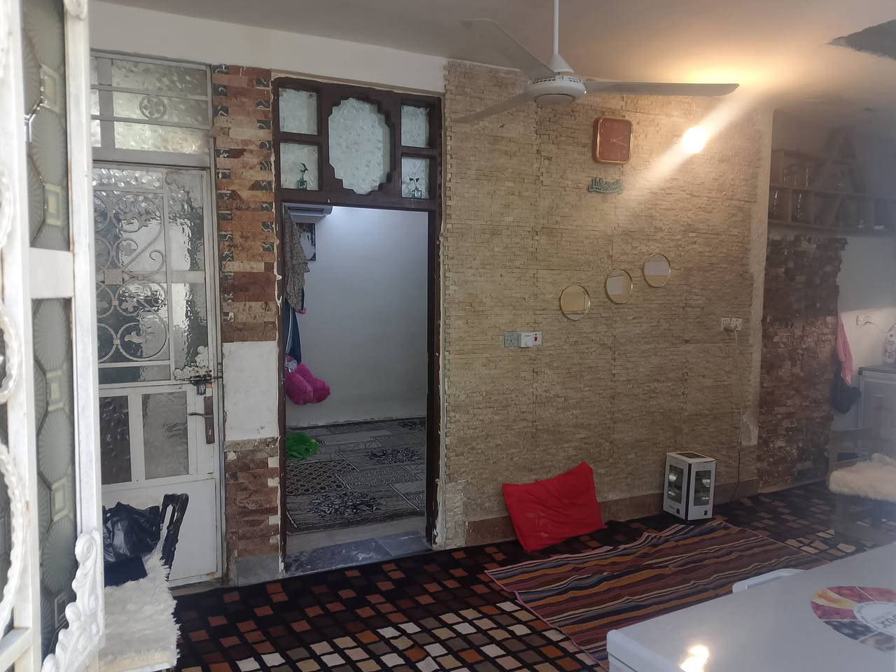 السلام عليكم بيت تجاوز مساحه 70مربع سعر 40 يحتوي على غرفته نوم مطبخ وصاله خارجيه    السقف صب مسلح
الاتصال *********** العبيدي قرب مدرسه العابد
