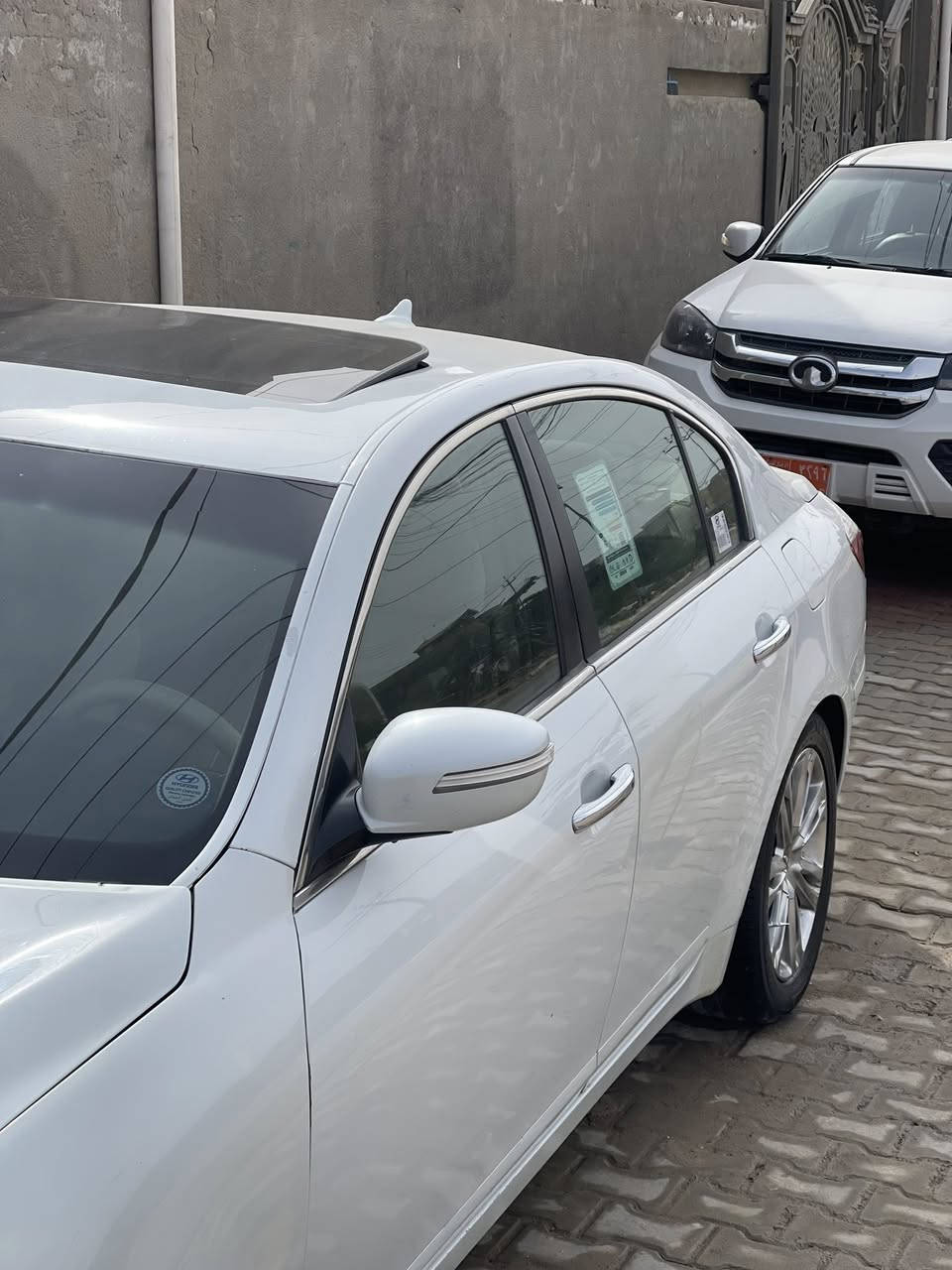 تحية طيبة 
السعر :125 ورقة وبيها مجال بسيط  
جينيسيس 2011 رقم بغداد بأسمي تحويل مباشر مجدد كلشي هزة وسنوية 
السيارة ماشية 100 الف بشرط حقيقي 
فول مواصفات للاخير كلش 
حجم المكينة : 6 سيلندر المرغوب 
السيارة جاهزة  
المواصفات 
-بصمة 
-فتحة 
كشنات حضن كهربائي (2) 
-اشاير مري +3 قطع تبريد 
-بردة كهربائية 
-ستيرن كهرباء +خزن ميموري 
-سايد بريك بصمة + اوتو هولد 
-شاشة +كامرة + حساسات كلة ( بلاد) 
 بيها اربع قطع صبغ وسونار موجود 
للاستفسار :***********
