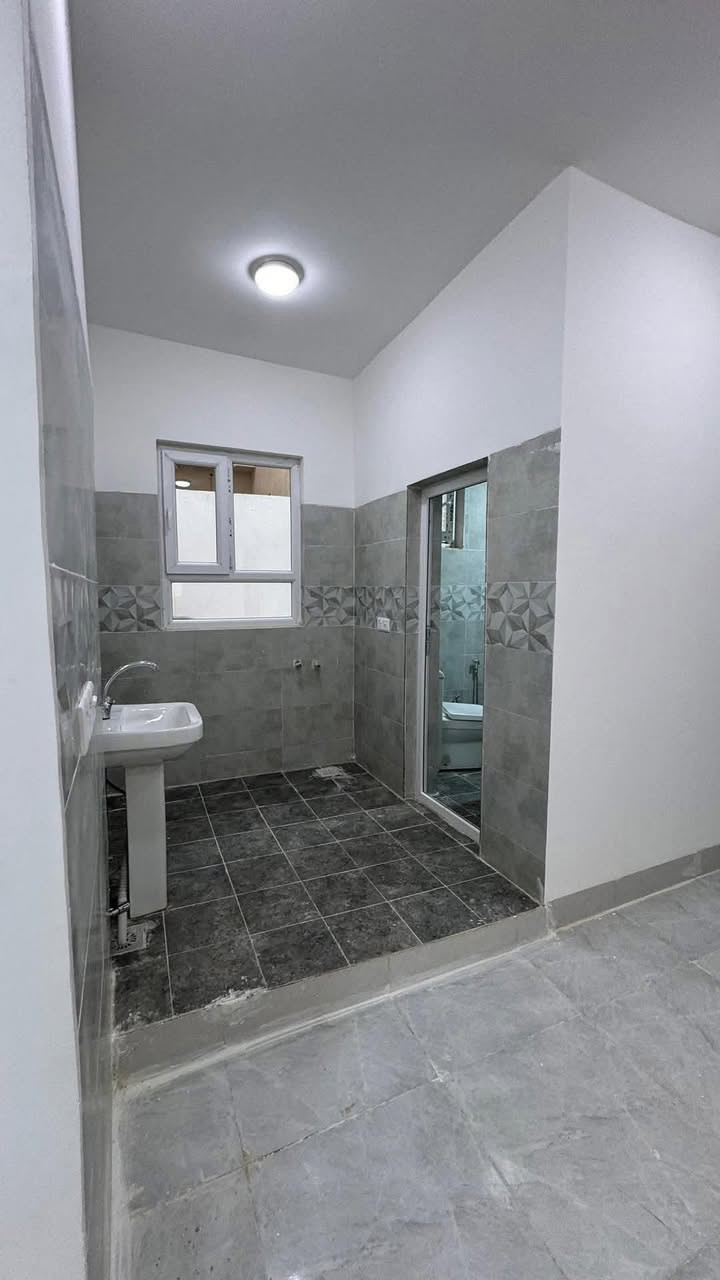 السلام عليكم دار للبيع 

300متر 10*30

يحتوي ع 5نوم 

بناء حديث زيرو

صاله ستقبال +صاله داخليه 

صحسات داخلي وخارجي 
عرض الشارع 15 تبليط

العنوان القادسيه حي الضباط 

مربع الحلاوي 

لاستفسار ***********
