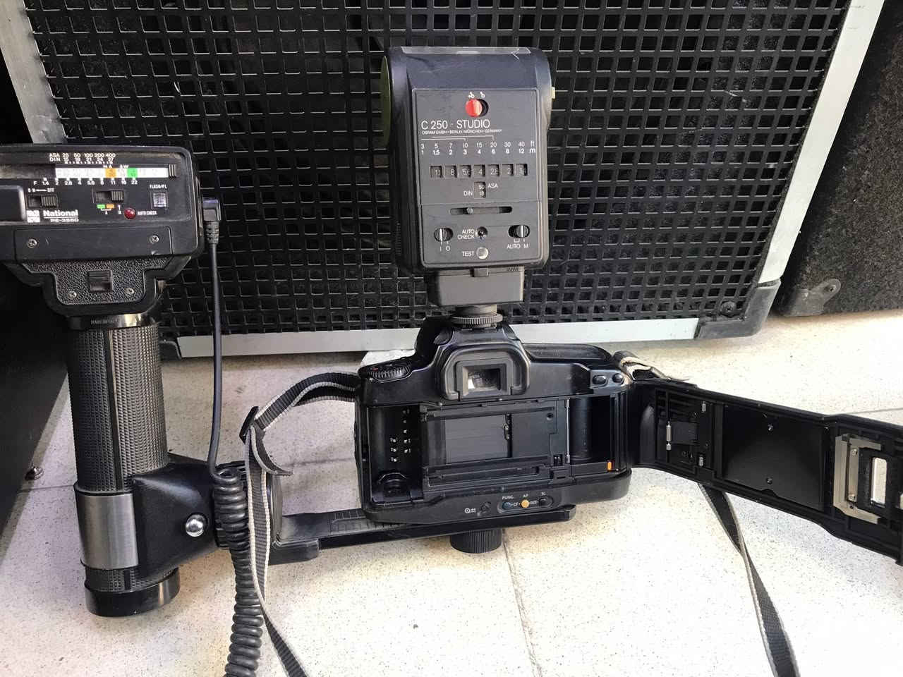 كاميرا مع افلاشين لبيع بدون عدسه توصيل موجود ***********
