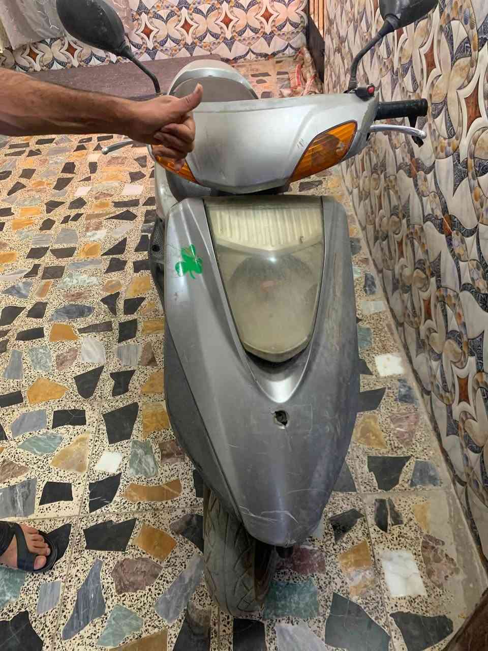 دراجتين للبيع بريز وحده محتاجه كفرات اويل وثانيه شغاله طكة سويج عايزها  صالنصه   .. رايديهن اثنينهن ب500 الف وين تلكون هيج سعر عنواني بغداد قرب تقاطع درويش منطقة دوانم الري .. ***********
